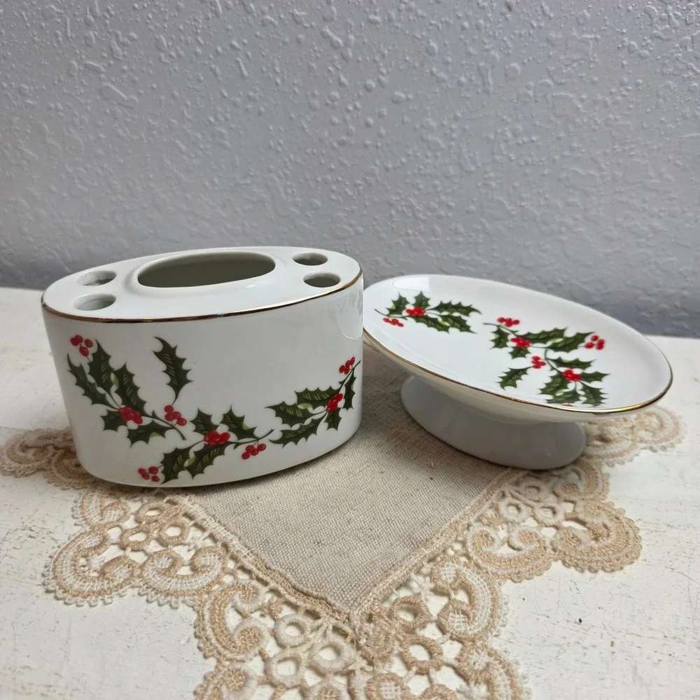 Vintage Christmas Holly Berry Ceramic Toothbrush Holder & Soap‎ Dish Gold Trim